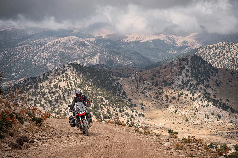 Guy wearing Klim Baja S4 mountains